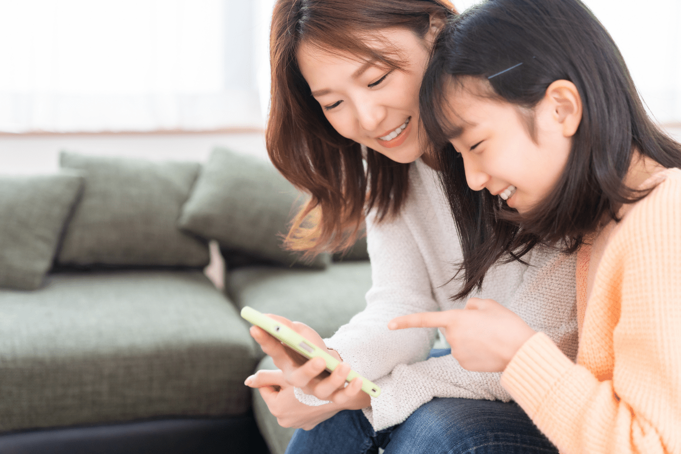 親子でスマホのルール決めをする画像