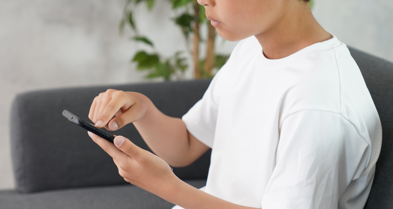 依存に陥っている子どもの画像
