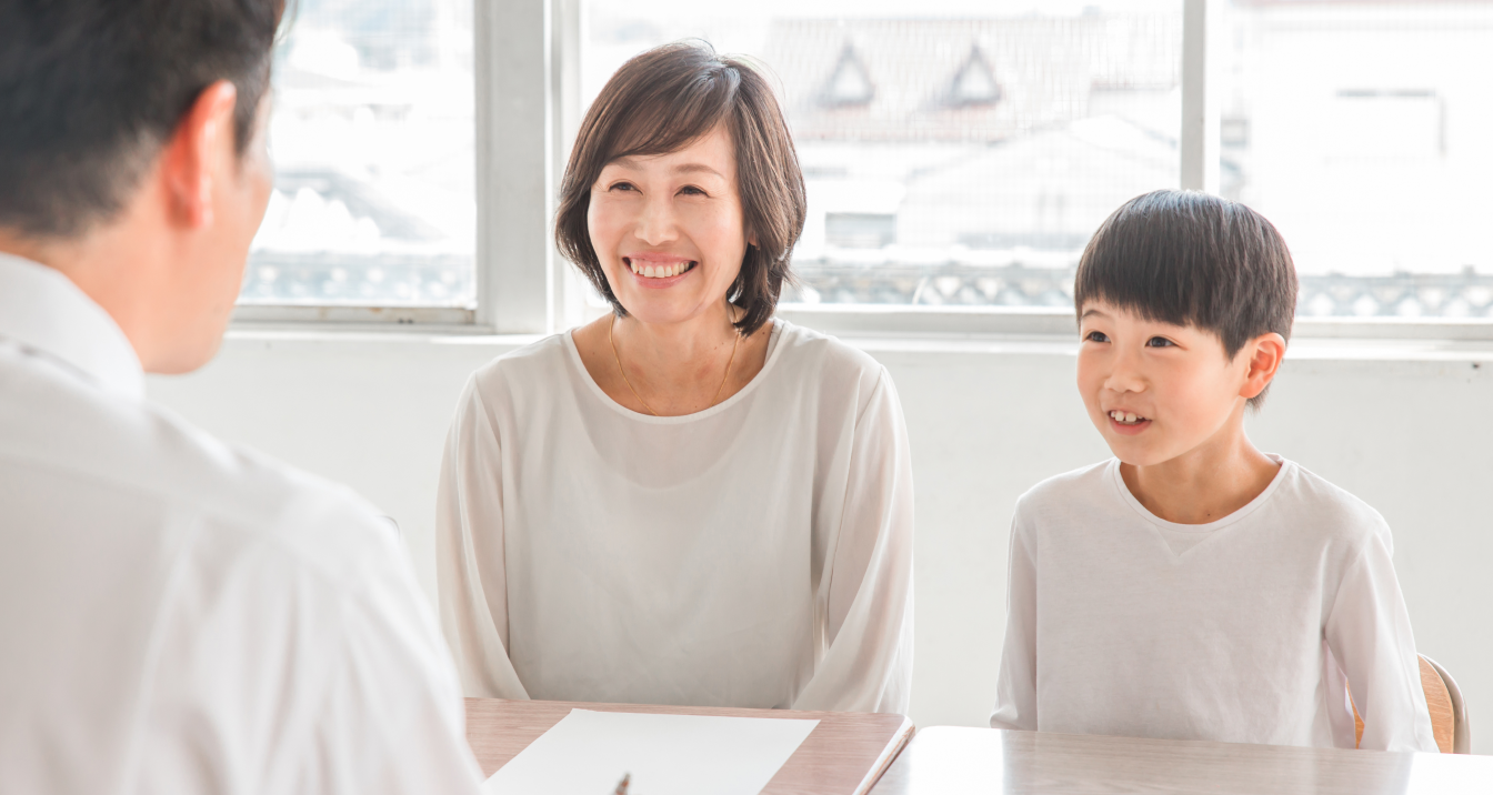 医師に相談する親子の画像
